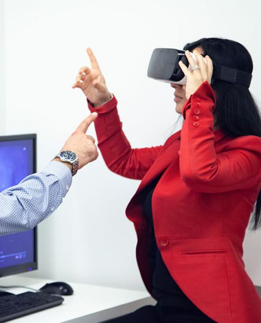 Femme utilisant un casque de réalité virtuelle